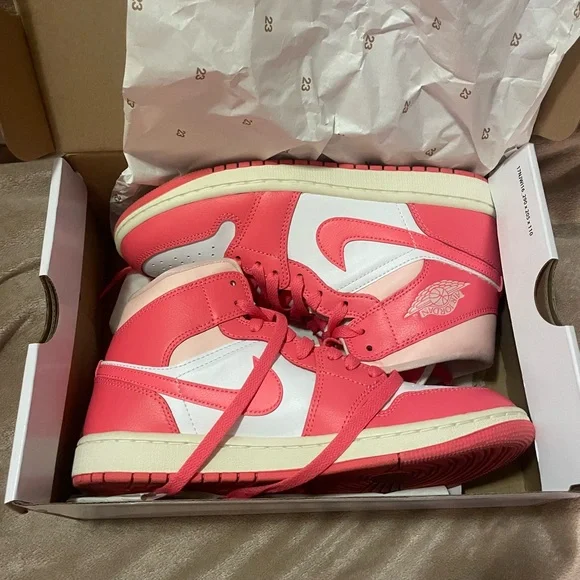 Women’s NIKE Air Jordan 1 Mid - Picture 4 of 13